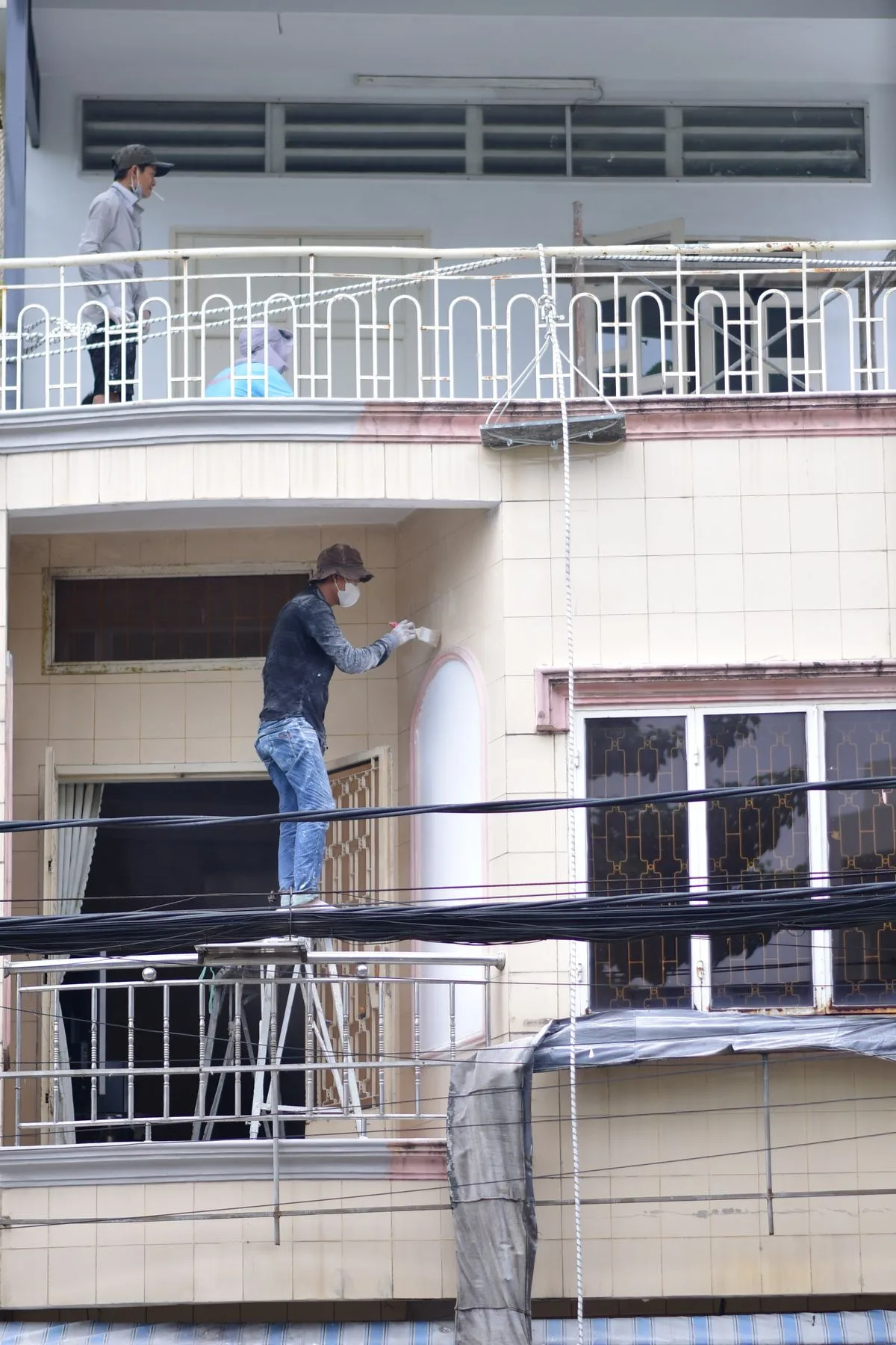 Artisan façadier Euréa Façades appliquant un enduit sur une façade