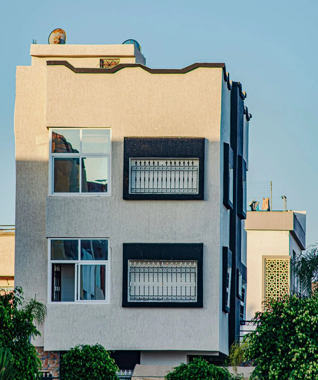 Façade présentant des signes de dégradation à surveiller