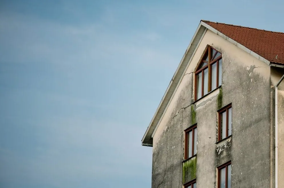 Façade en enduit taloché — état avant travaux (illustration)