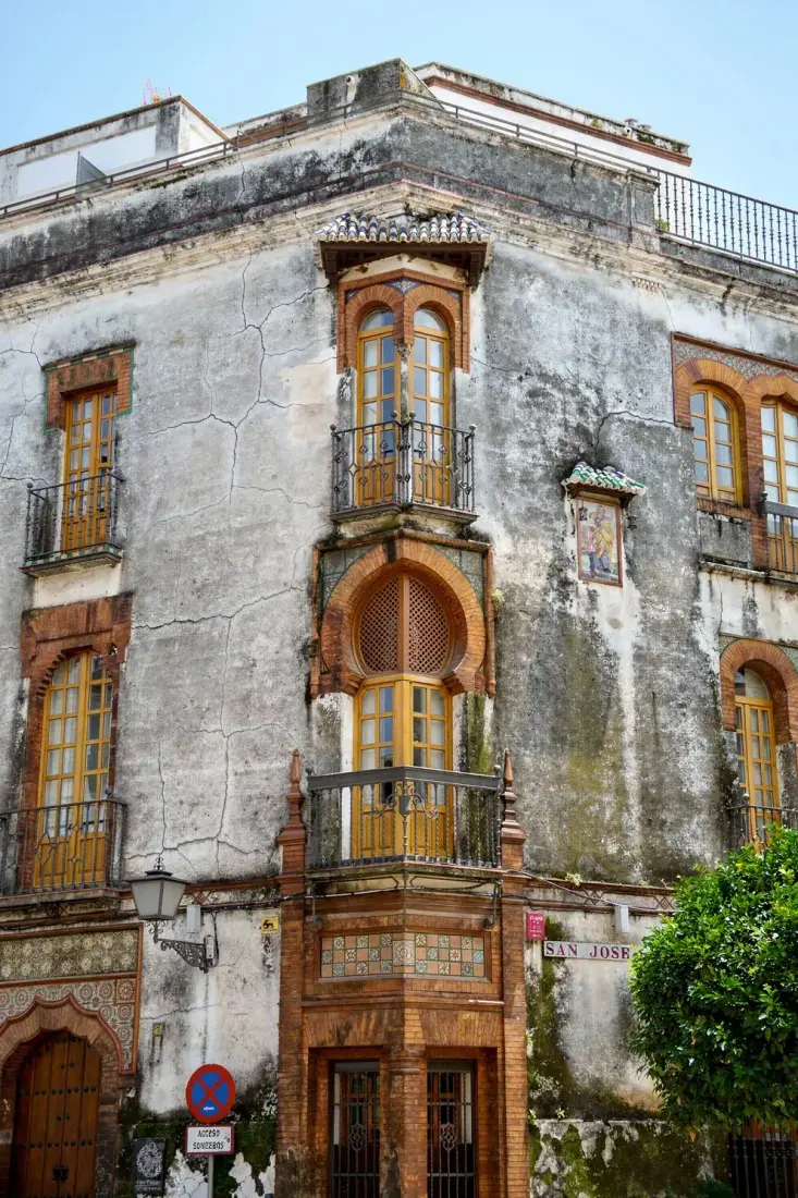 Façade avant intervention — Rénovation type d’une demeure ancienne : enduits à la chaux, joints repris